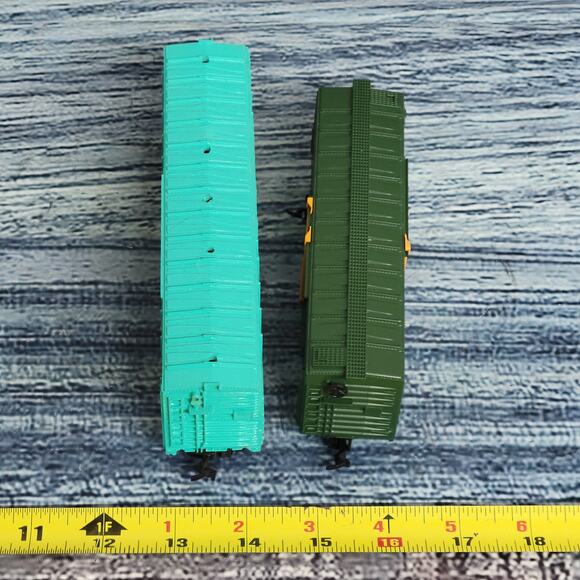 Vintage H.O scale Penn central & MEC train boxcars Turquoise and green - Picture 7 of 11